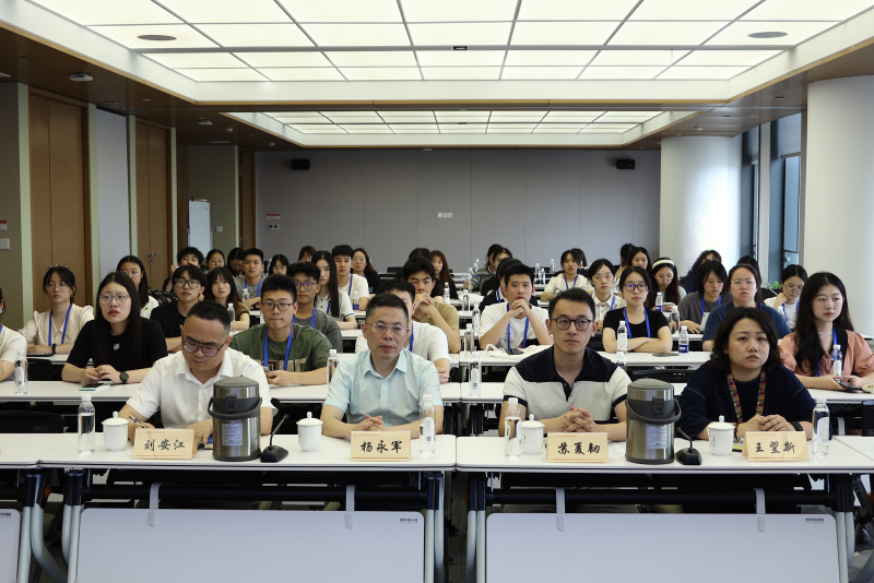 浙江大學(xué)經(jīng)濟(jì)學(xué)院、國際聯(lián)合商學(xué)院全國優(yōu)秀大學(xué)生夏令營到浙江東方參訪 劉安江（左一）楊永軍（左二）.jpg